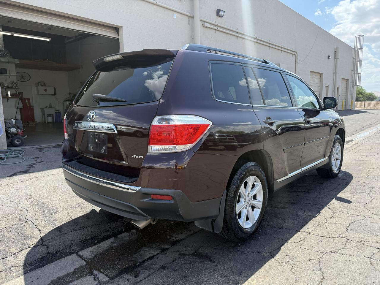 Toyota Highlander 4WD 4dr V6 Base (Natl) 2011