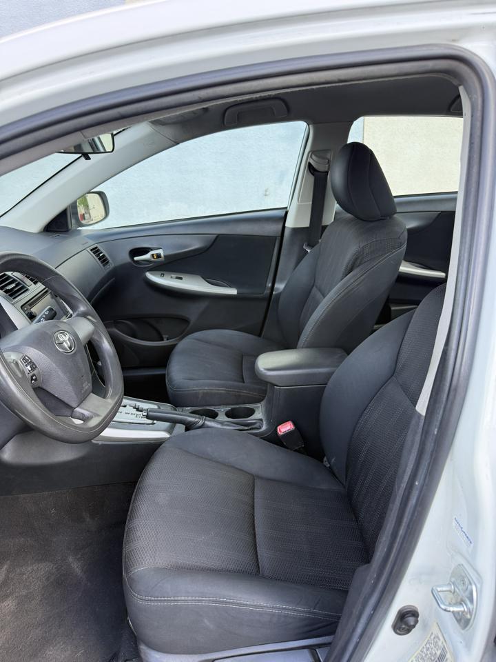 Toyota Corolla 4dr Sdn Auto LE Special Edition (Natl) 2013