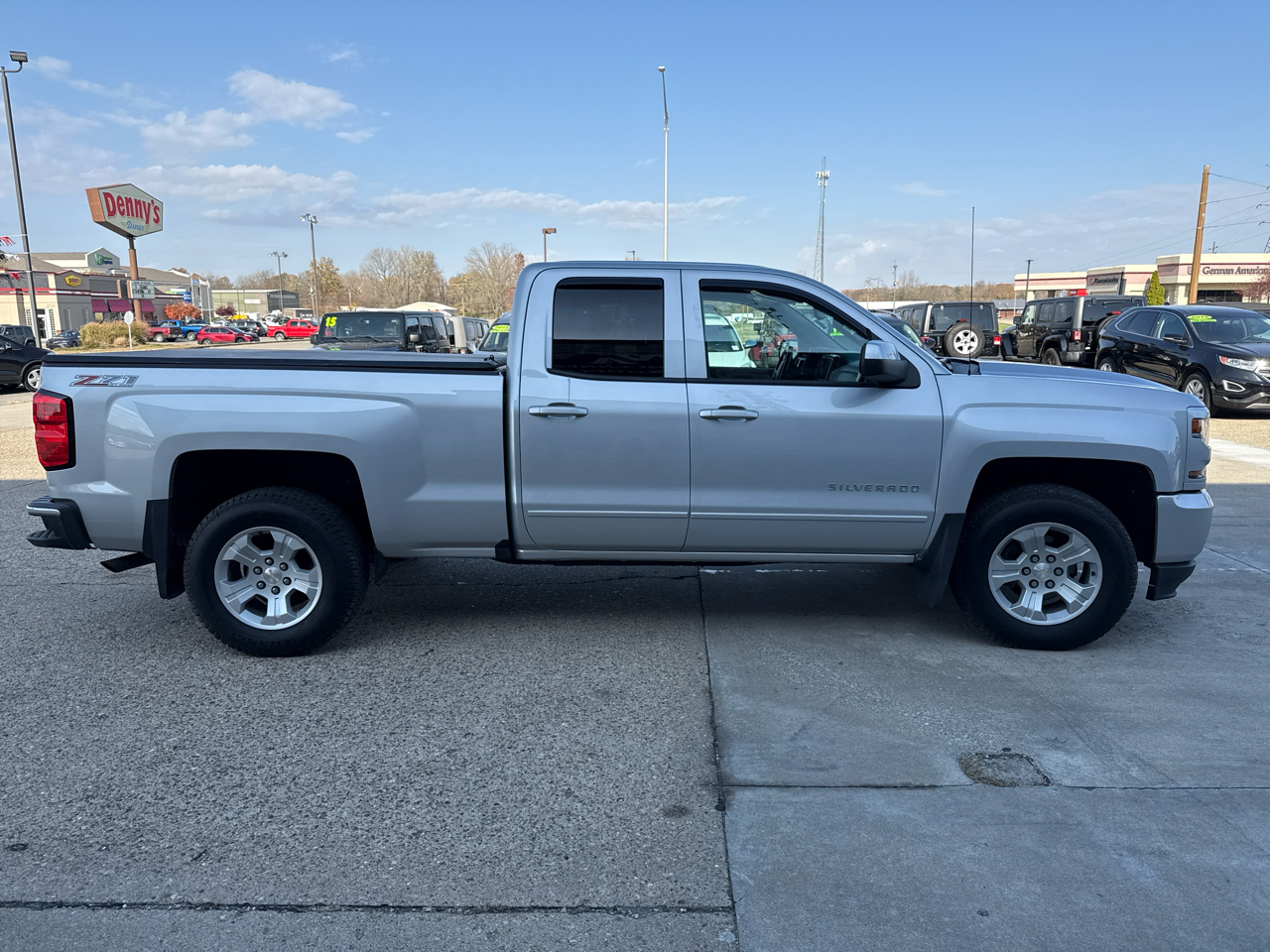 2017 Chevrolet Silverado 1500 LT photo 4