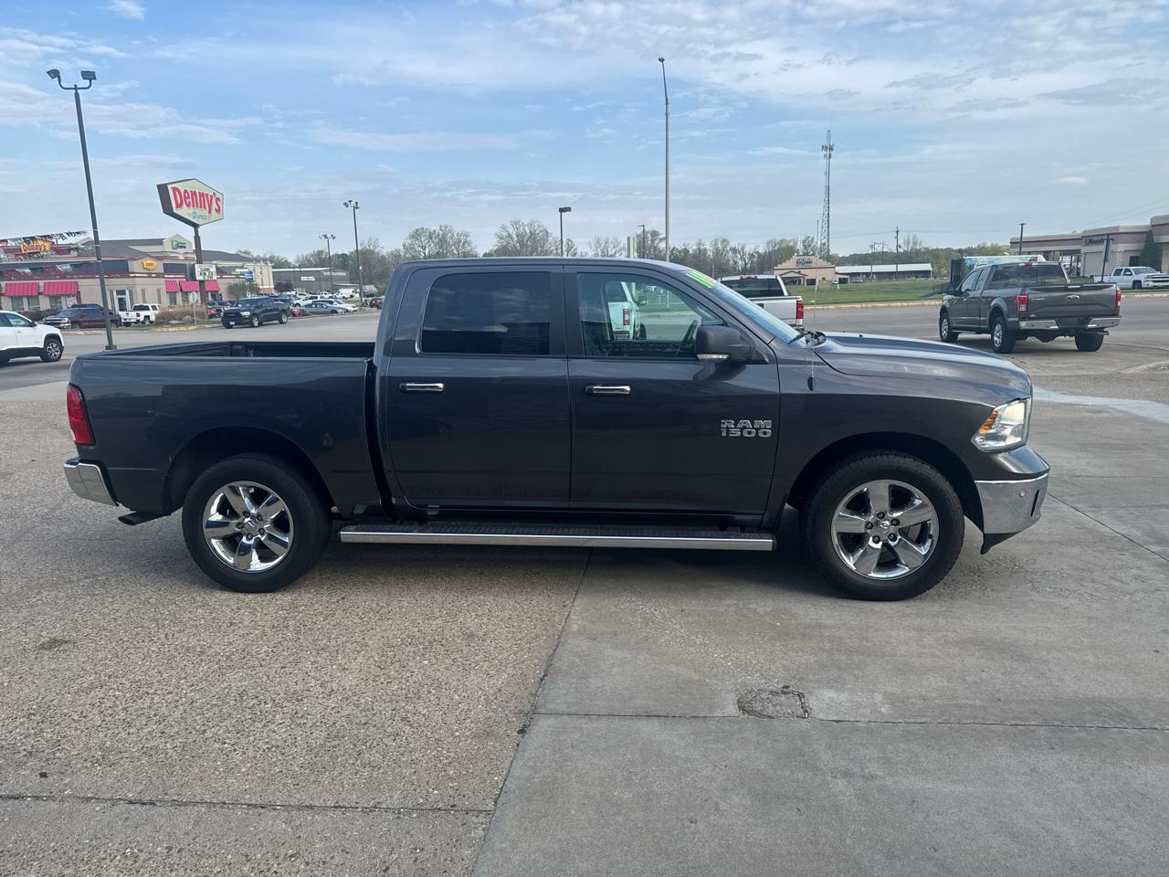 RAM 1500 SLT Crew Cab SWB 4WD 2016