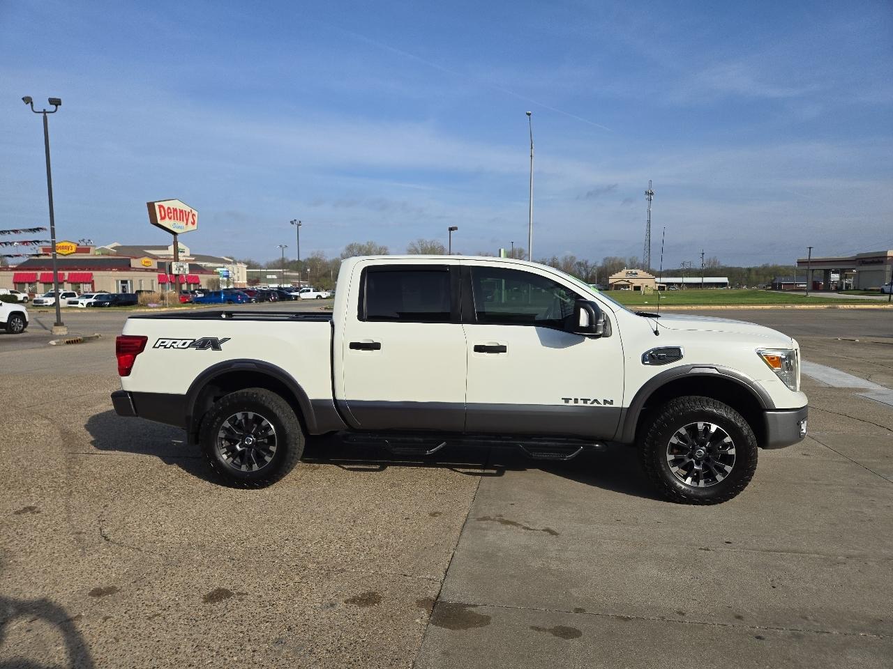 Nissan Titan Platinum Reserve Crew Cab 4WD 2017