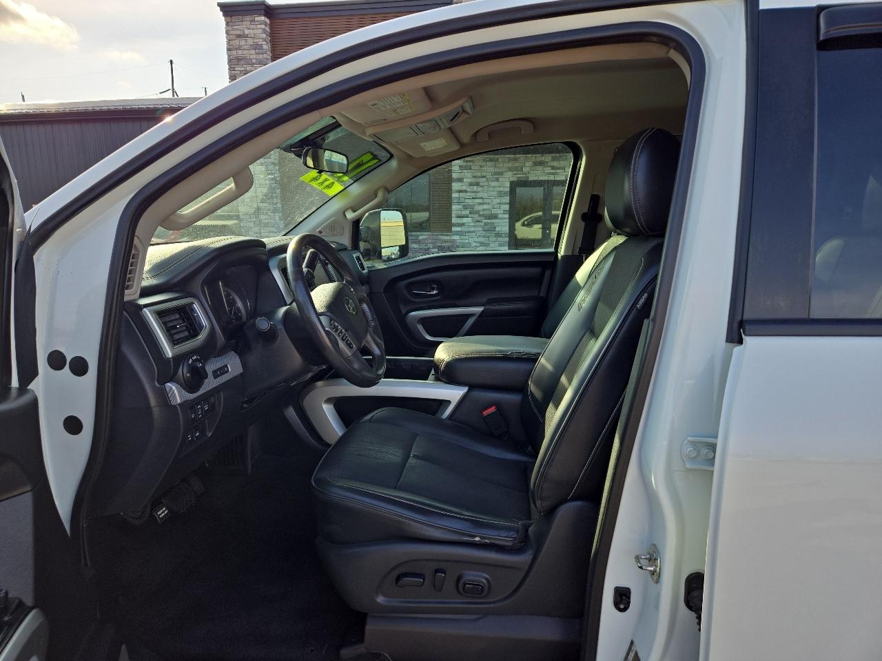 Nissan Titan Platinum Reserve Crew Cab 4WD 2017
