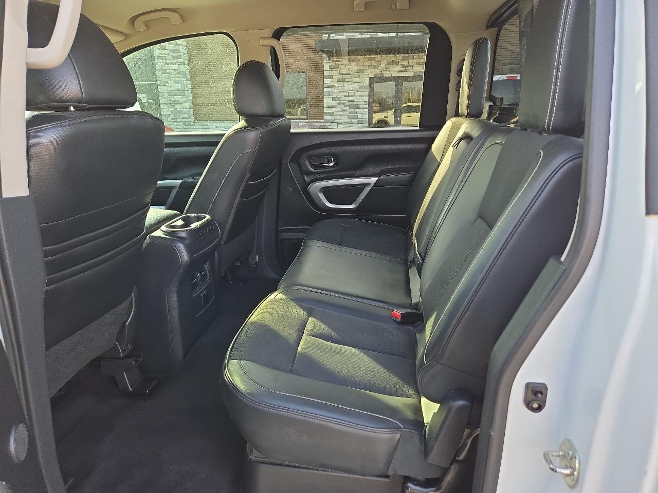 Nissan Titan Platinum Reserve Crew Cab 4WD 2017