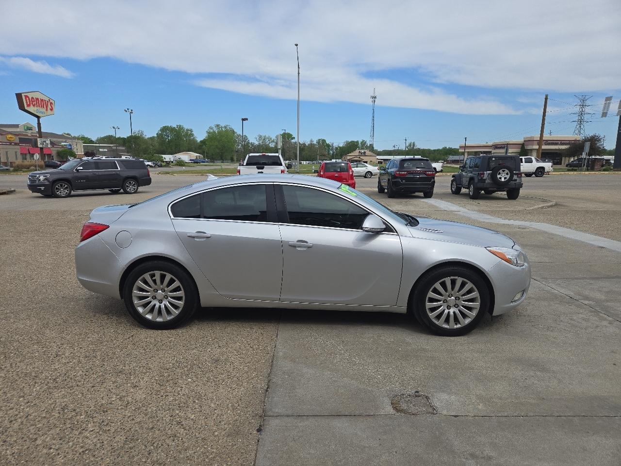 Buick Regal Base 2012