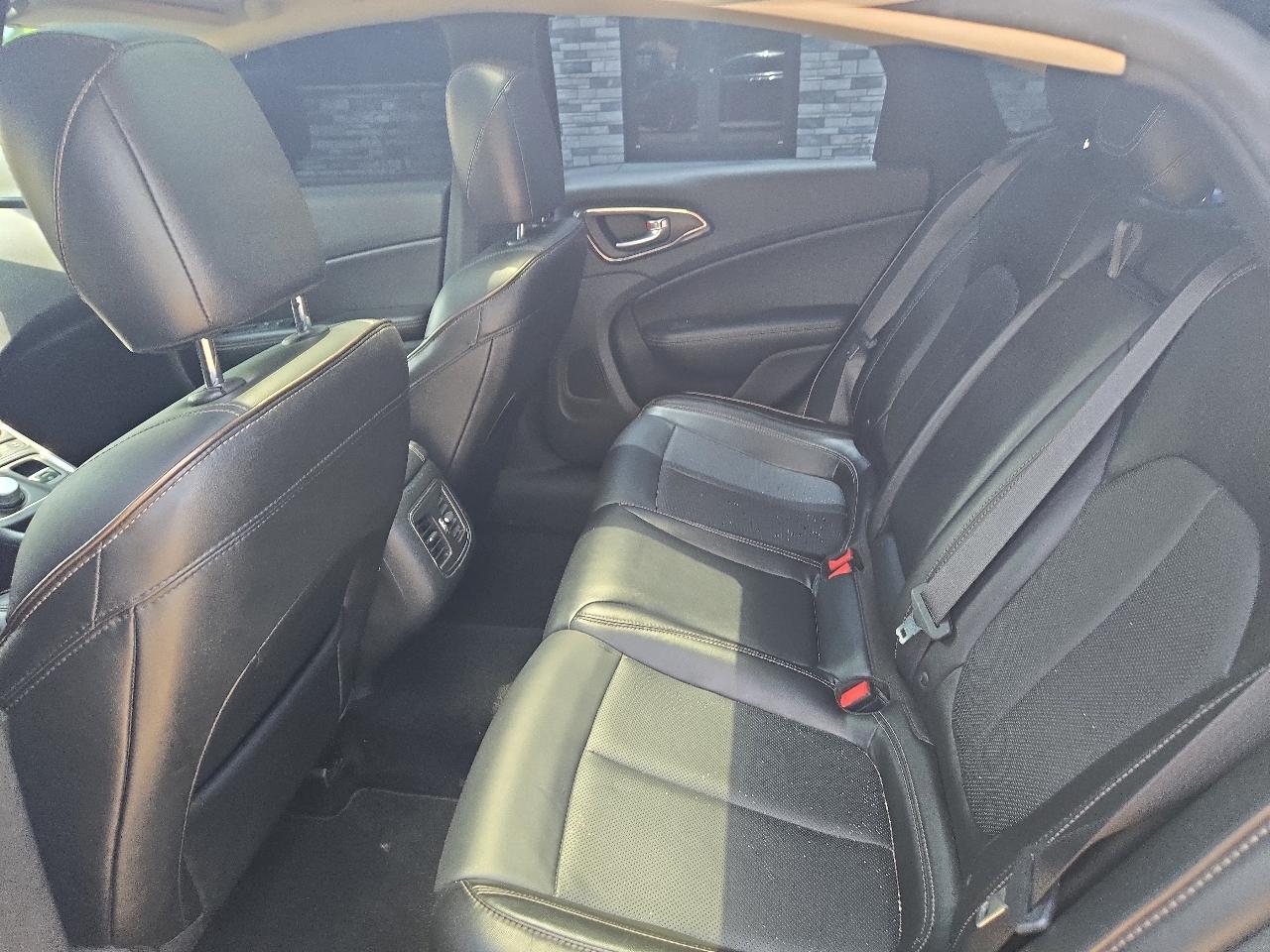 Chrysler 200  2016