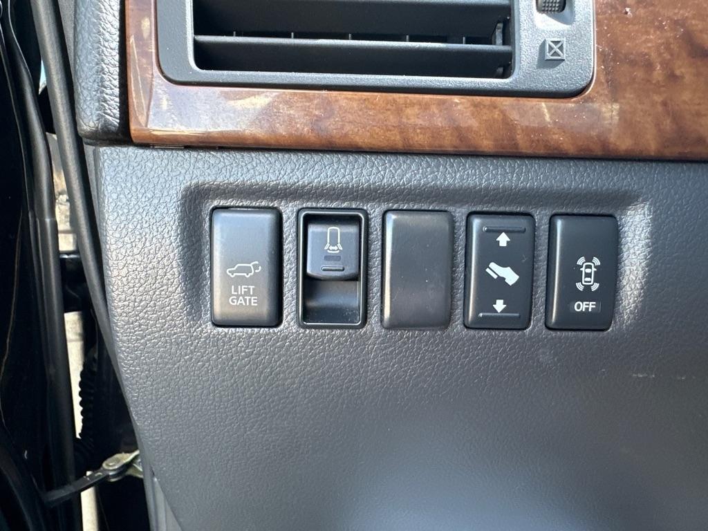 Nissan Armada Platinum 2011