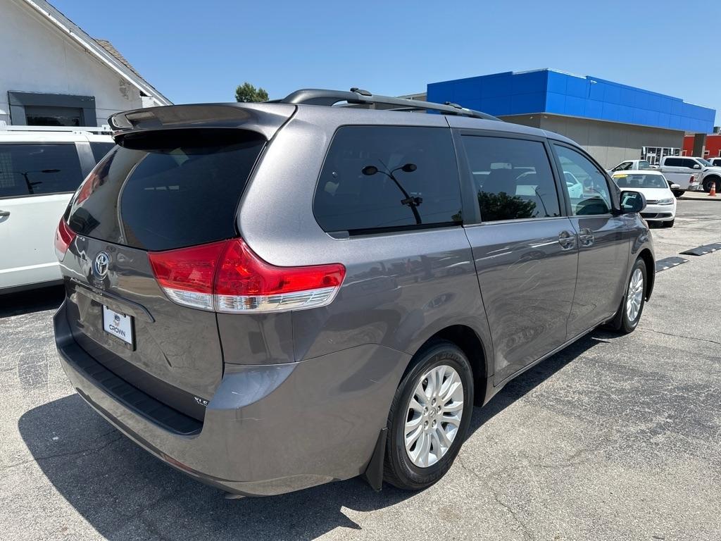 Toyota Sienna  2011