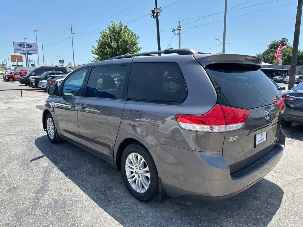 Toyota Sienna  2011