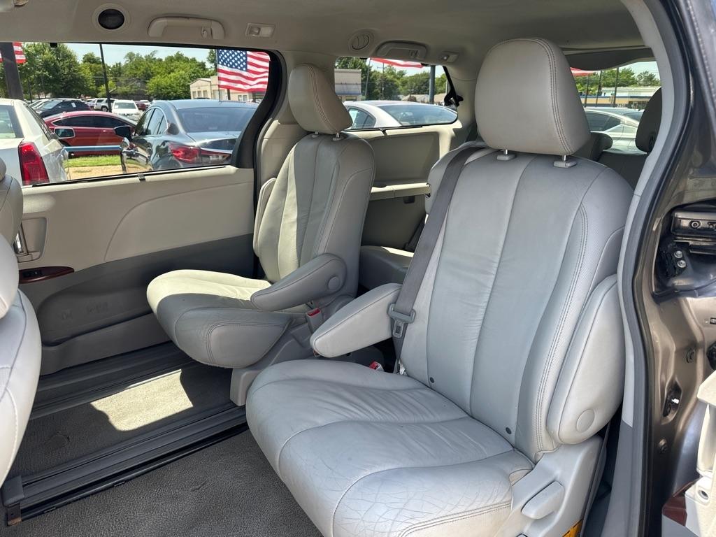 Toyota Sienna  2011