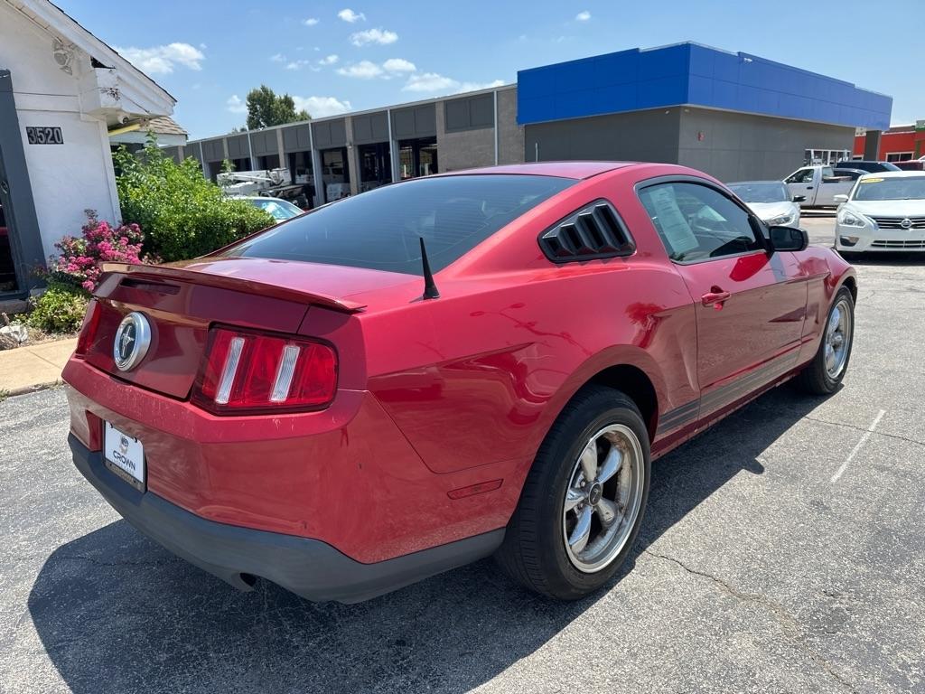 Ford Mustang 2-Door Sedan 2011