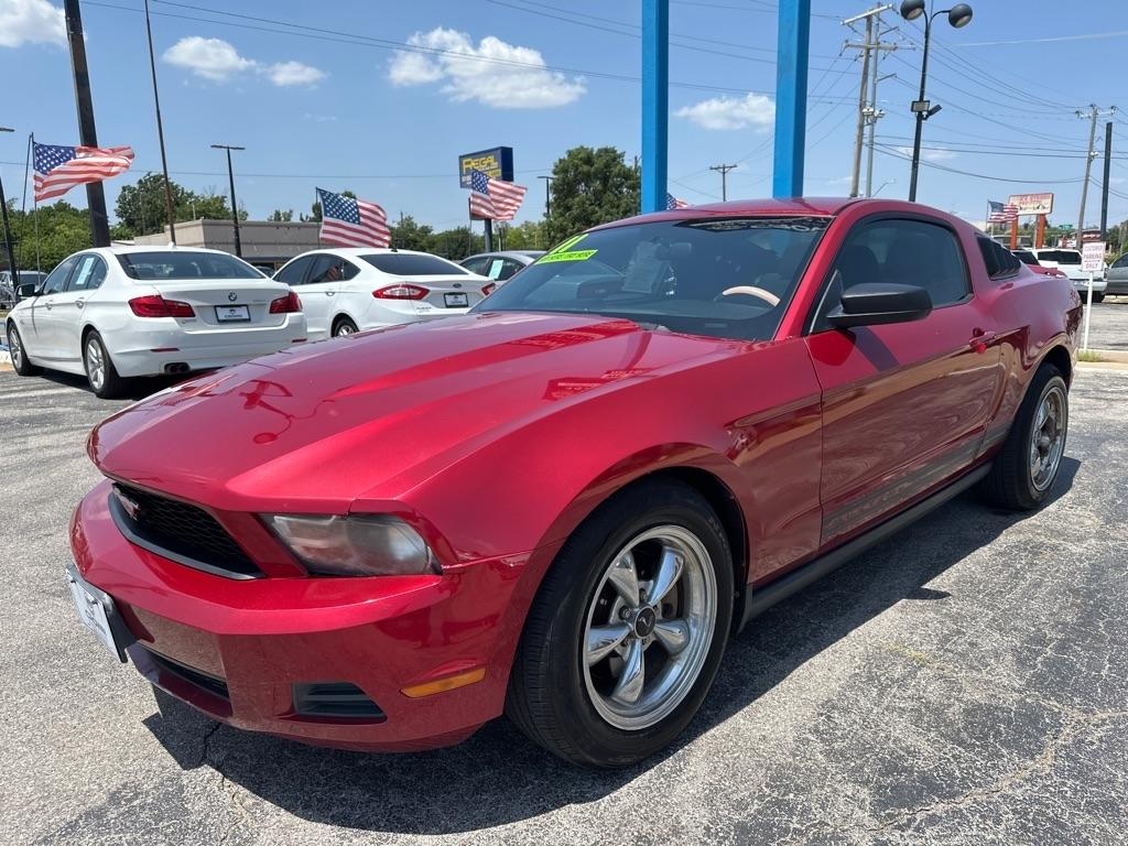 Ford Mustang 2-Door Sedan 2011
