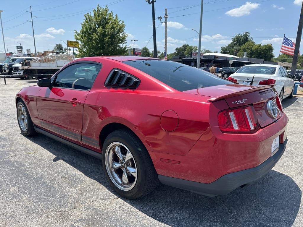 Ford Mustang 2-Door Sedan 2011