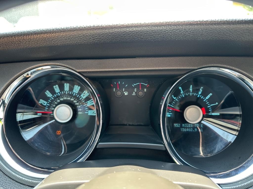 Ford Mustang 2-Door Sedan 2011
