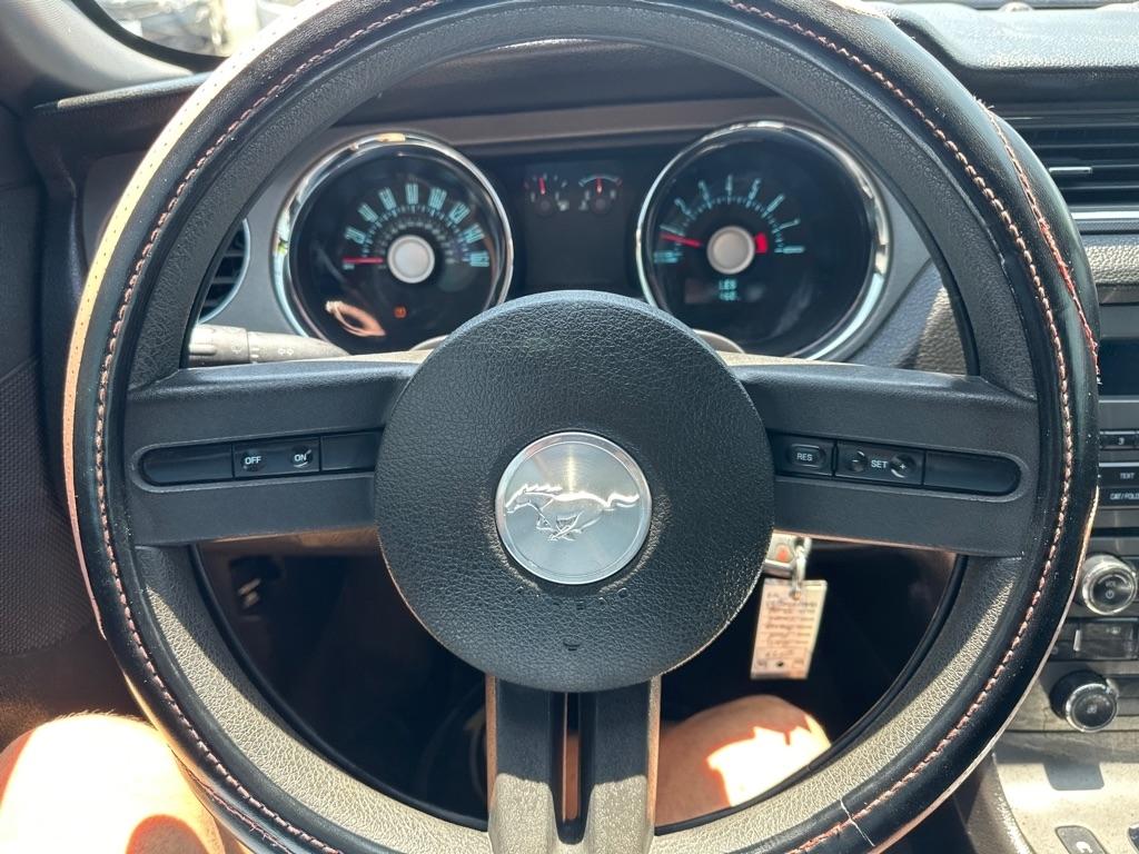 Ford Mustang 2-Door Sedan 2011