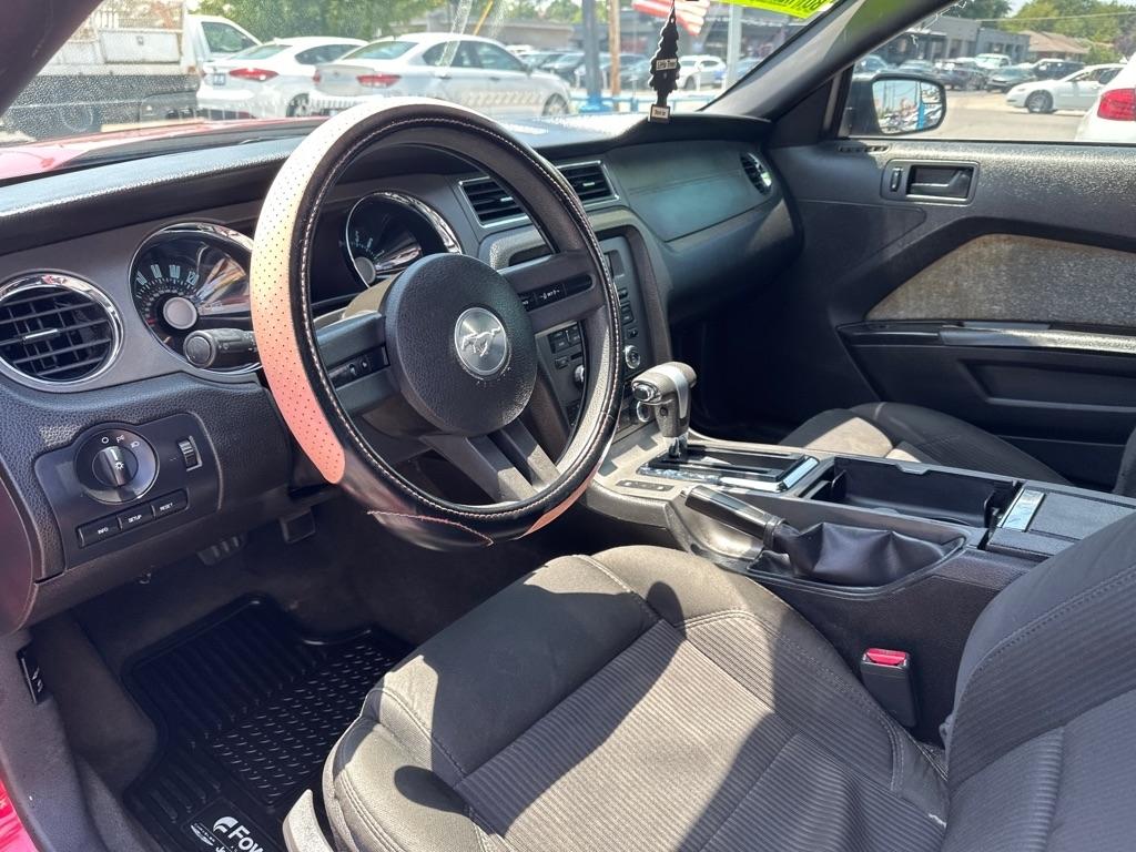 Ford Mustang 2-Door Sedan 2011