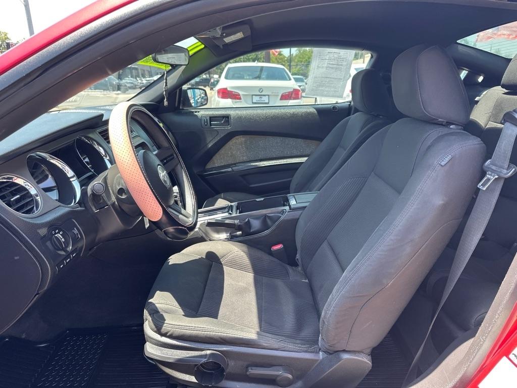 Ford Mustang 2-Door Sedan 2011