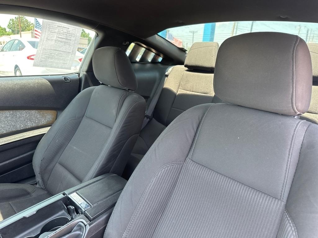 Ford Mustang 2-Door Sedan 2011