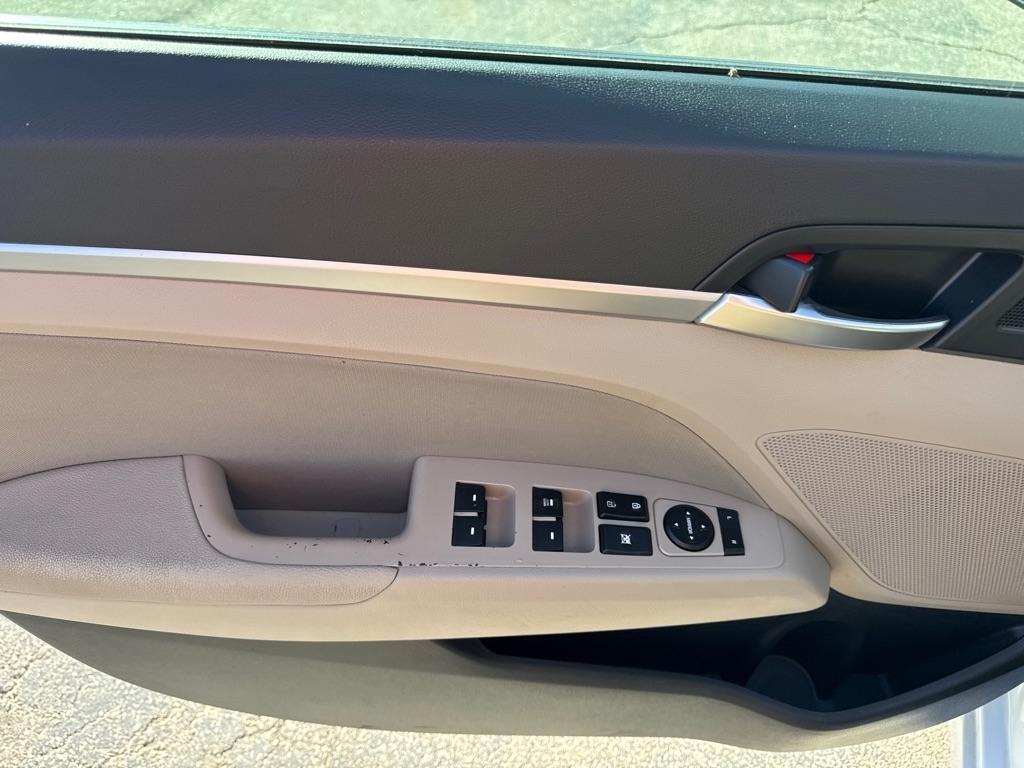 Hyundai Elantra photo 17