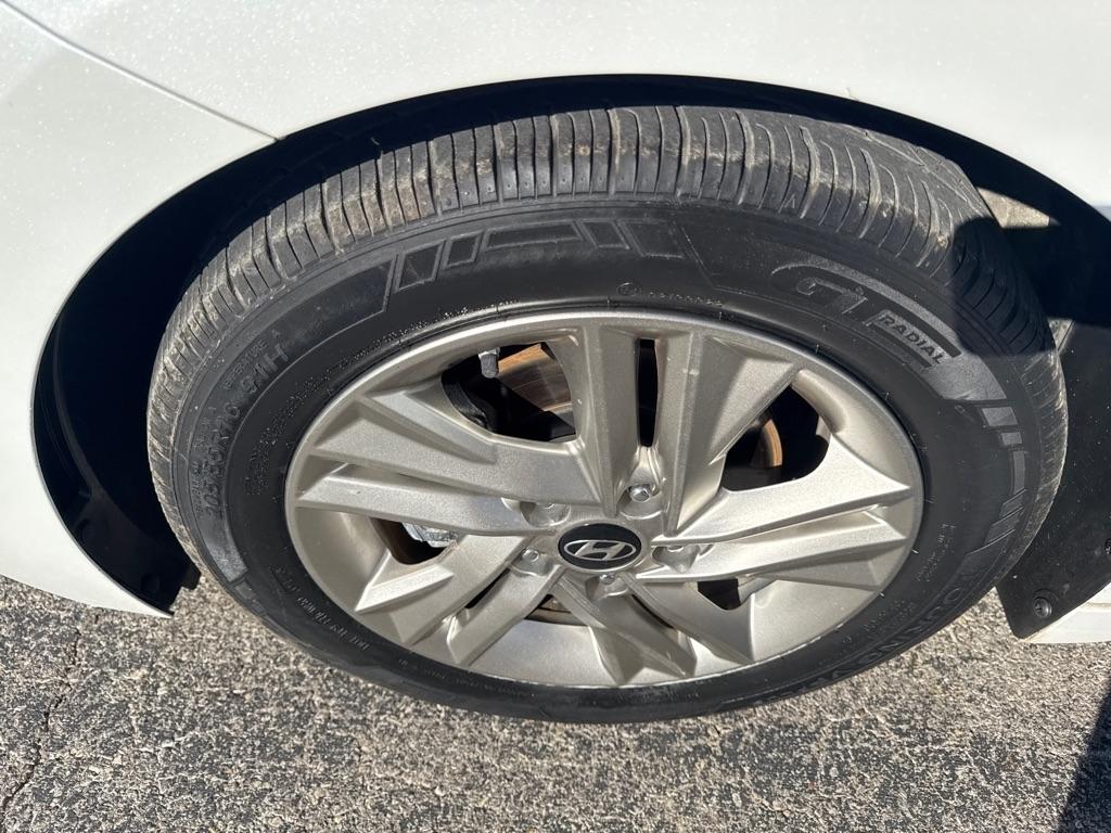 Hyundai Elantra photo 18