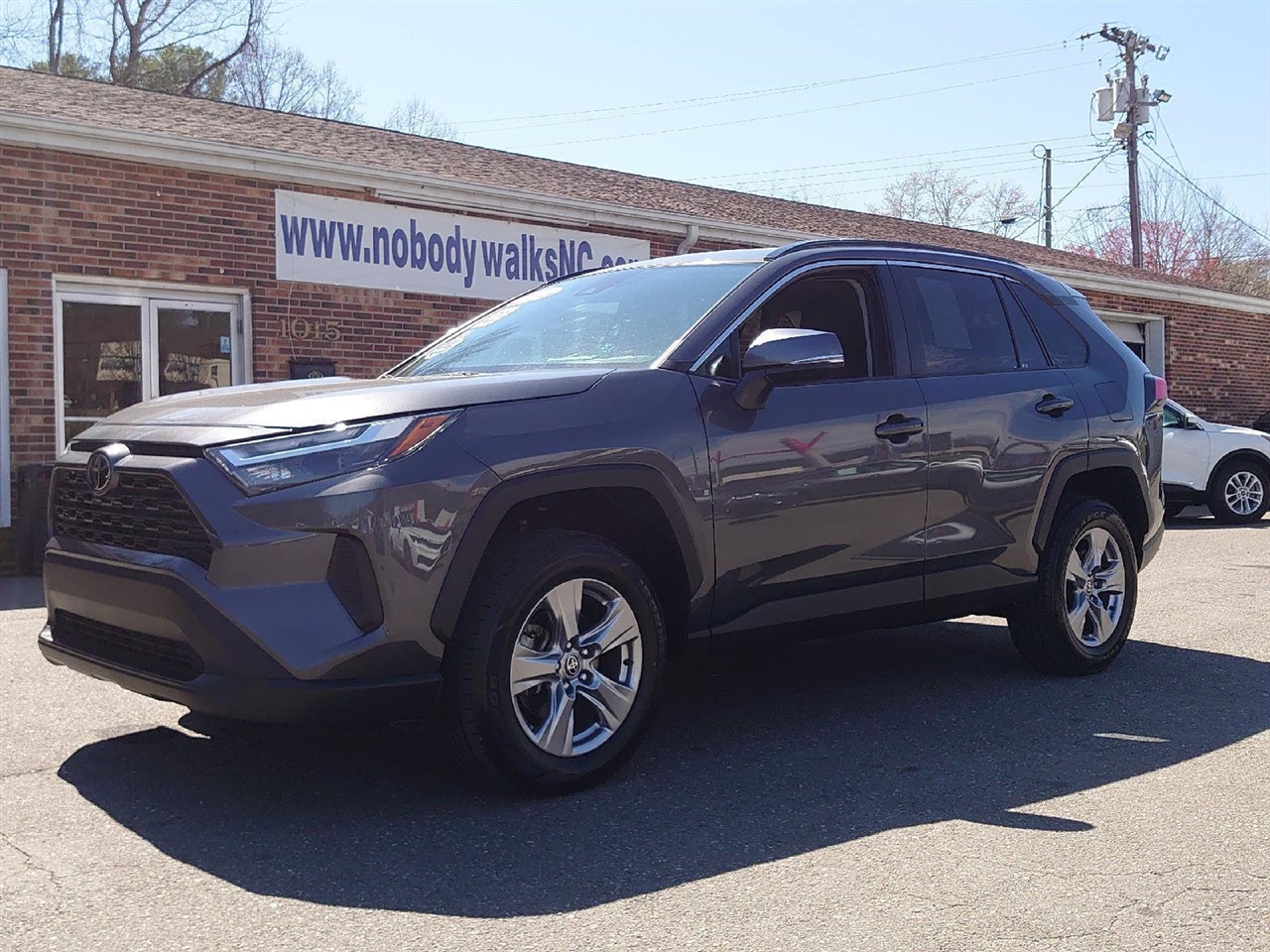 2023 Toyota RAV4 XLE's photo