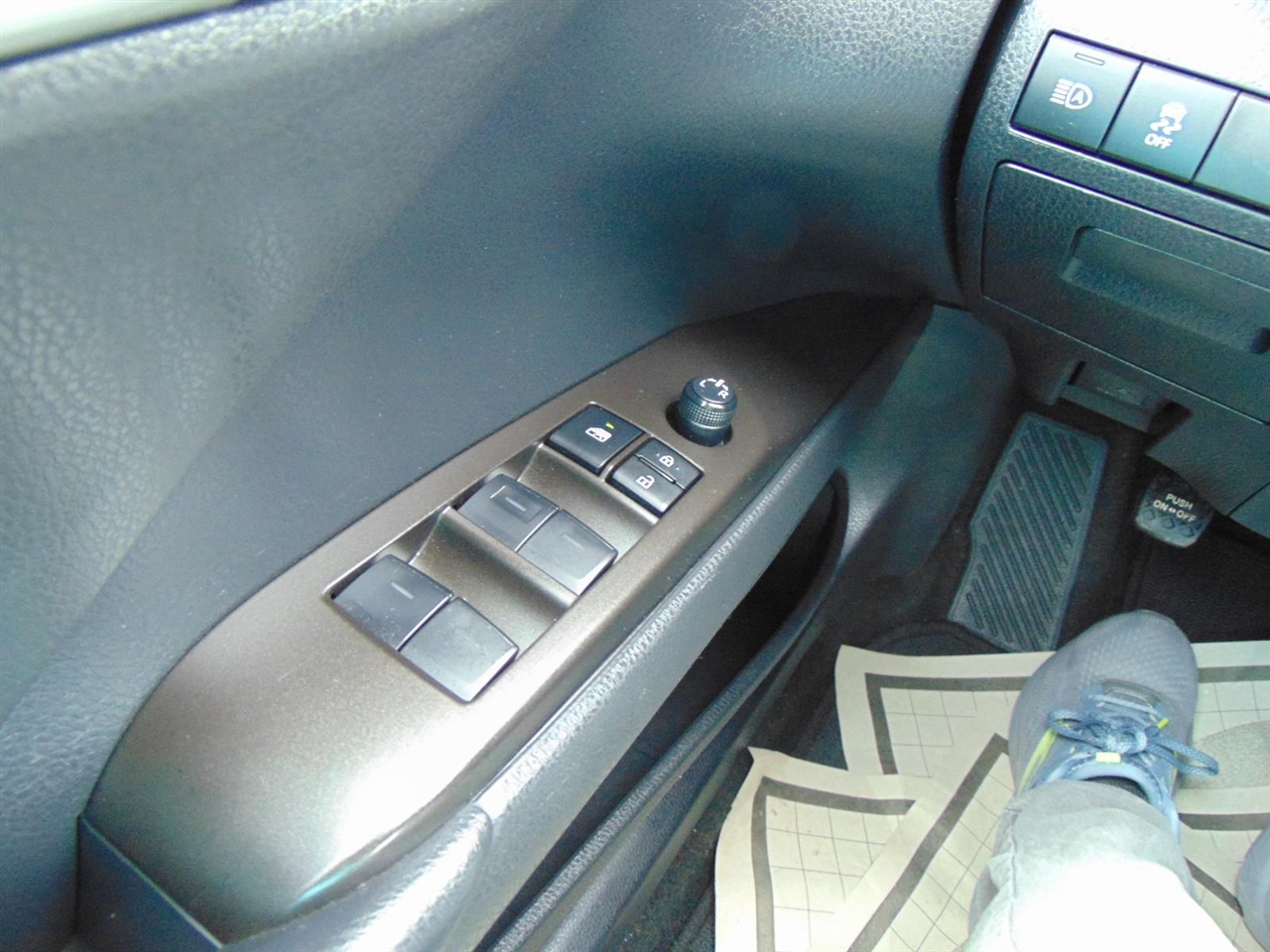 2023 Toyota Camry LE photo 31