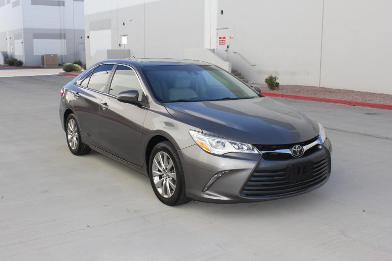 2017 Toyota Camry XLE V6 photo 2