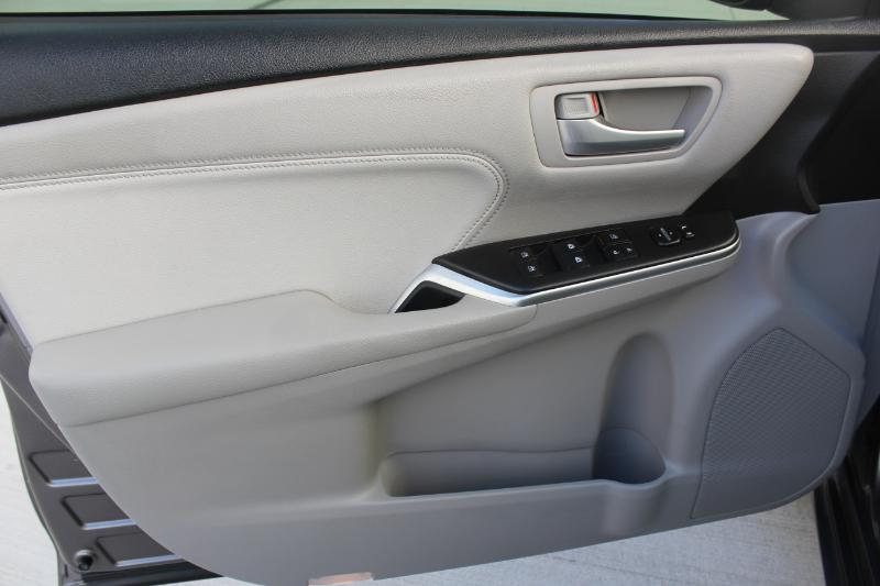 2017 Toyota Camry XLE V6 photo 9