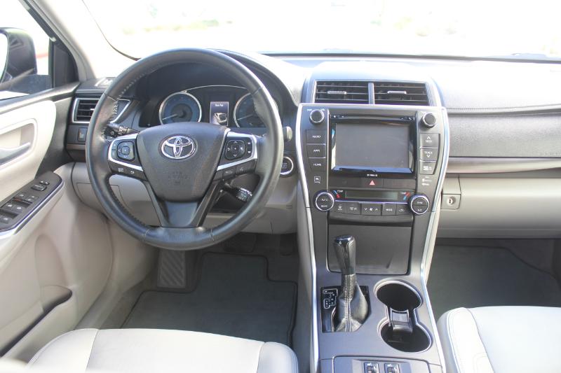 2017 Toyota Camry XLE V6 photo 14