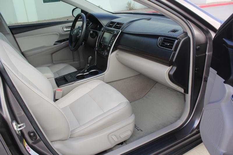2017 Toyota Camry XLE V6 photo 16