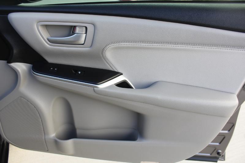 2017 Toyota Camry XLE V6 photo 17