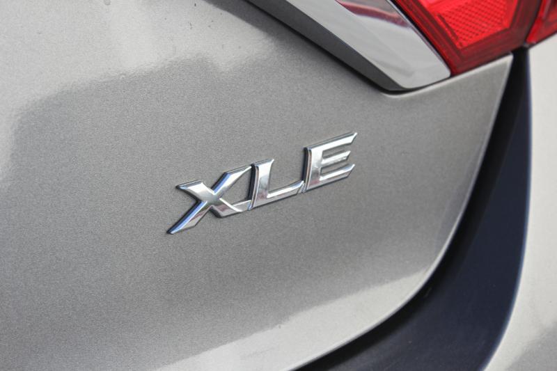 2017 Toyota Camry XLE V6 photo 18