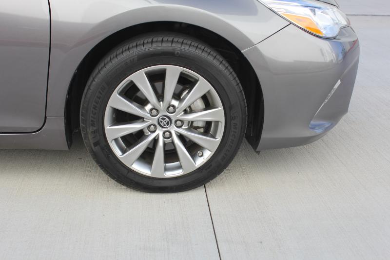 2017 Toyota Camry XLE V6 photo 40