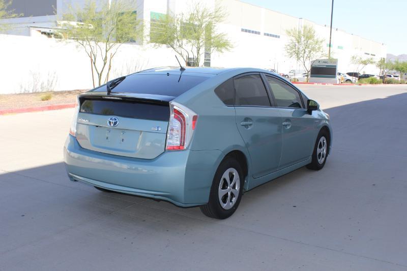 Toyota Prius Two 2015