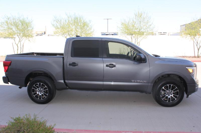 Nissan Titan SV Crew Cab 4WD 2022