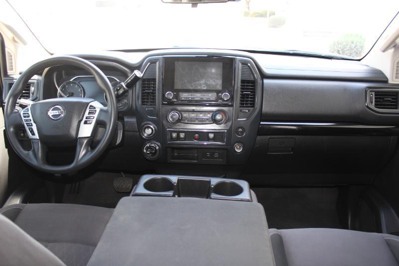 Nissan Titan SV Crew Cab 4WD 2022