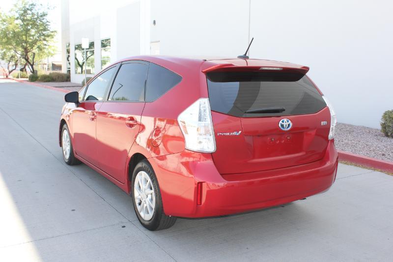 Toyota Prius V  2012