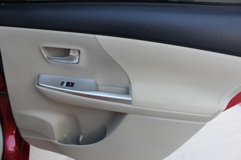 Toyota Prius V  2012