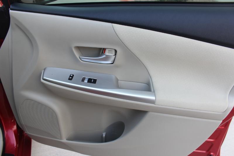 Toyota Prius V  2012