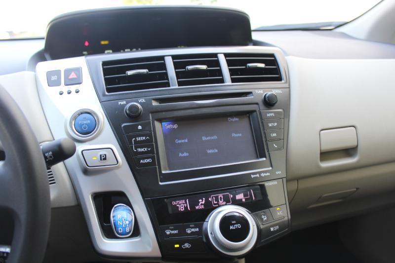 Toyota Prius V  2012