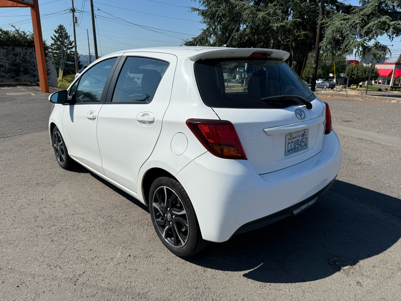 2017 Toyota Yaris LE SE photo 2