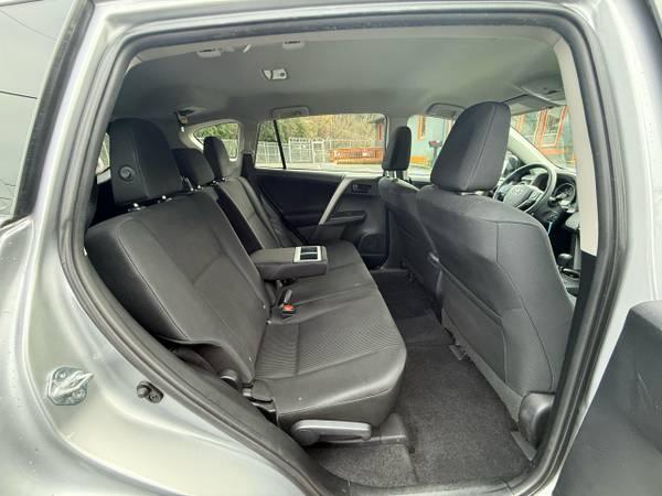 Toyota RAV4 LE AWD 2016