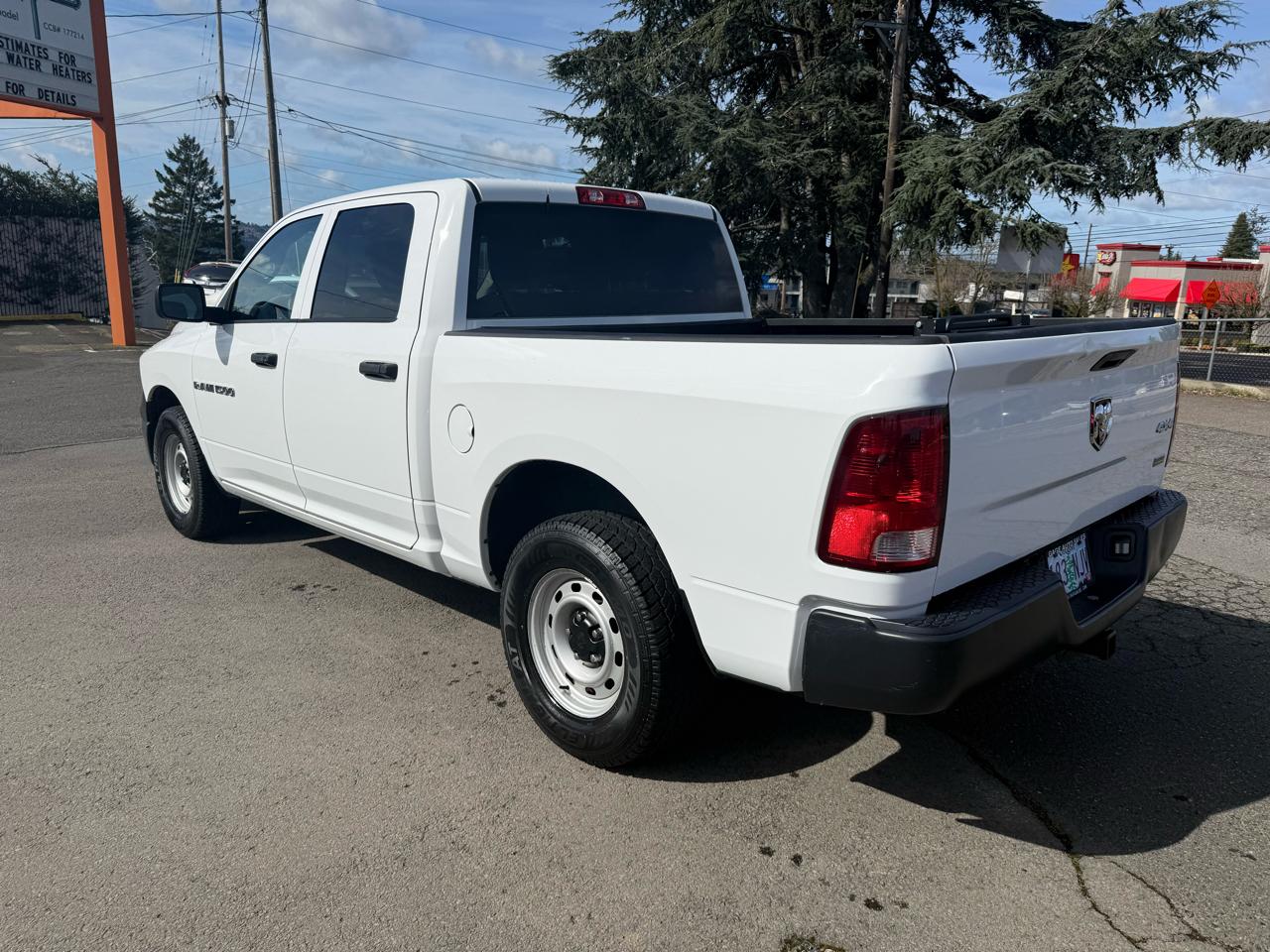 RAM 1500 4WD Crew Cab 140.5" ST 2012