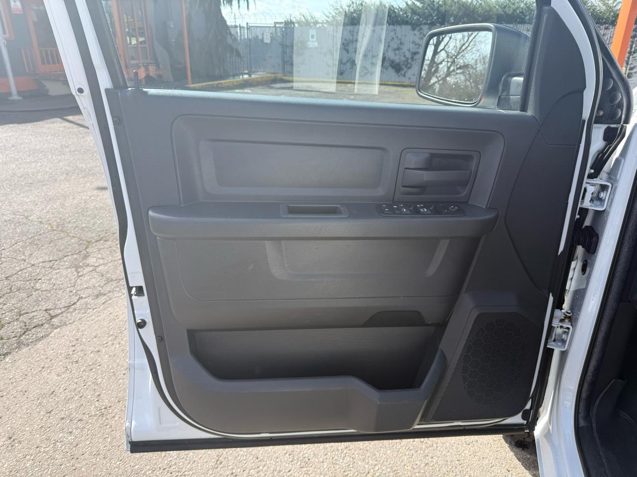 RAM 1500 4WD Crew Cab 140.5" ST 2012