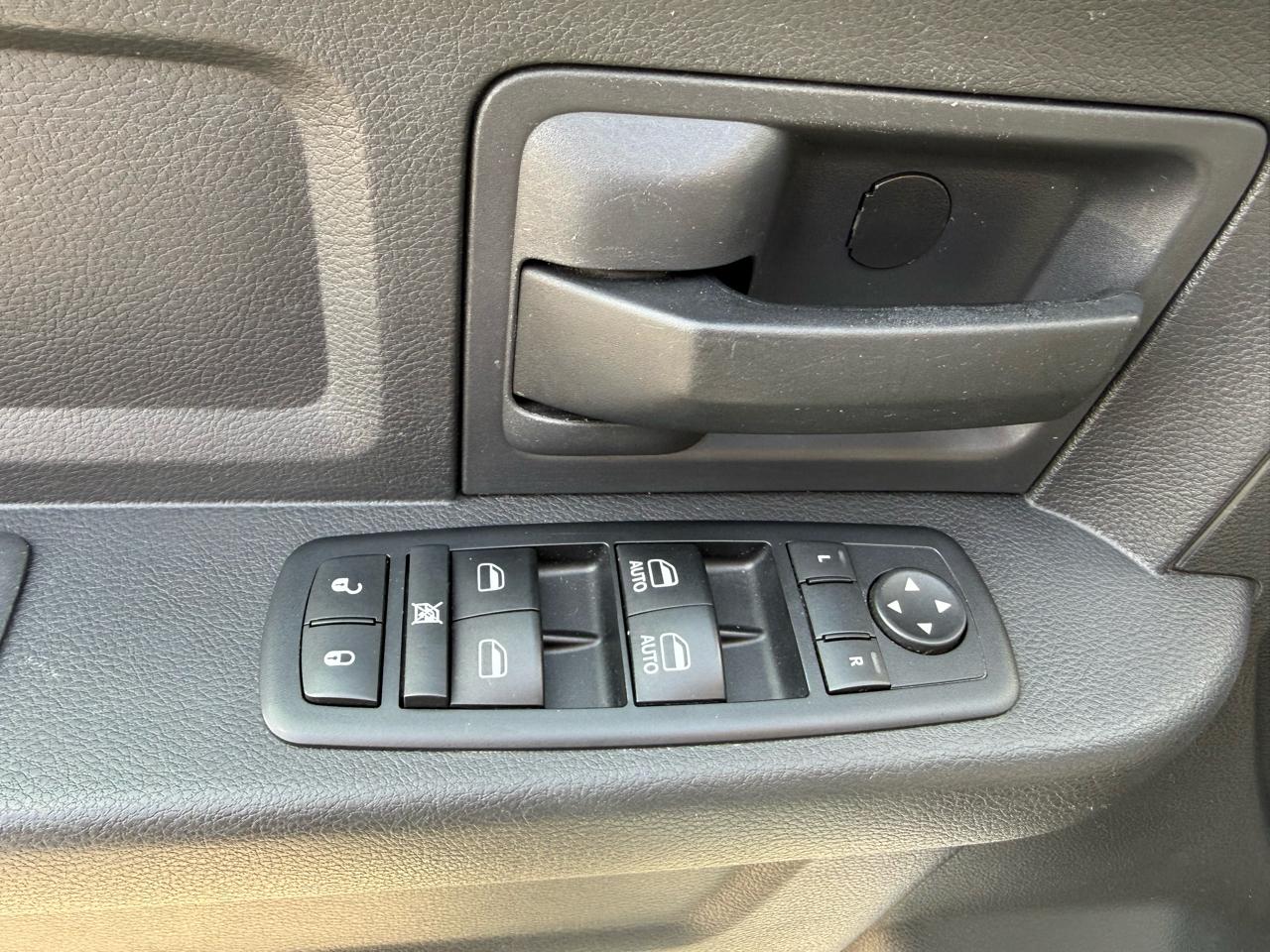 RAM 1500 4WD Crew Cab 140.5" ST 2012