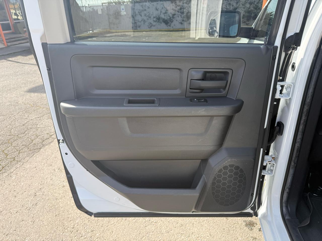 RAM 1500 4WD Crew Cab 140.5" ST 2012