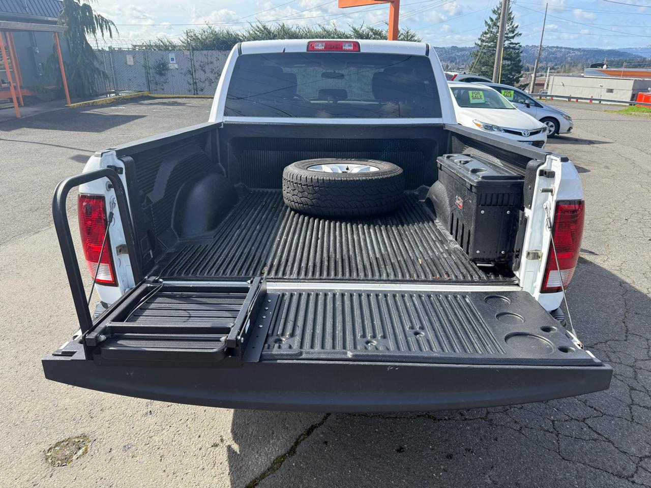 RAM 1500 4WD Crew Cab 140.5" ST 2012