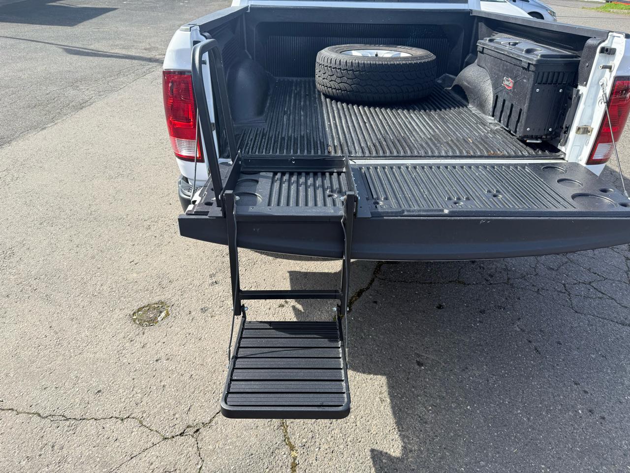 RAM 1500 4WD Crew Cab 140.5" ST 2012