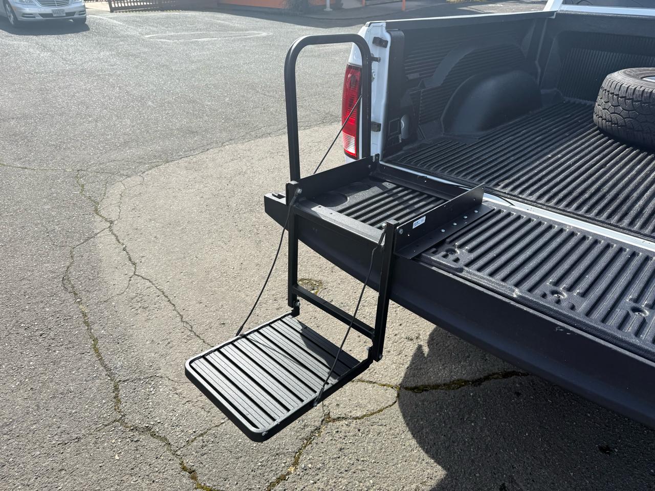 RAM 1500 4WD Crew Cab 140.5" ST 2012