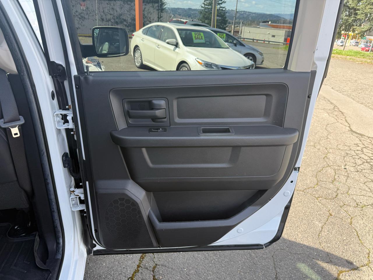 RAM 1500 4WD Crew Cab 140.5" ST 2012