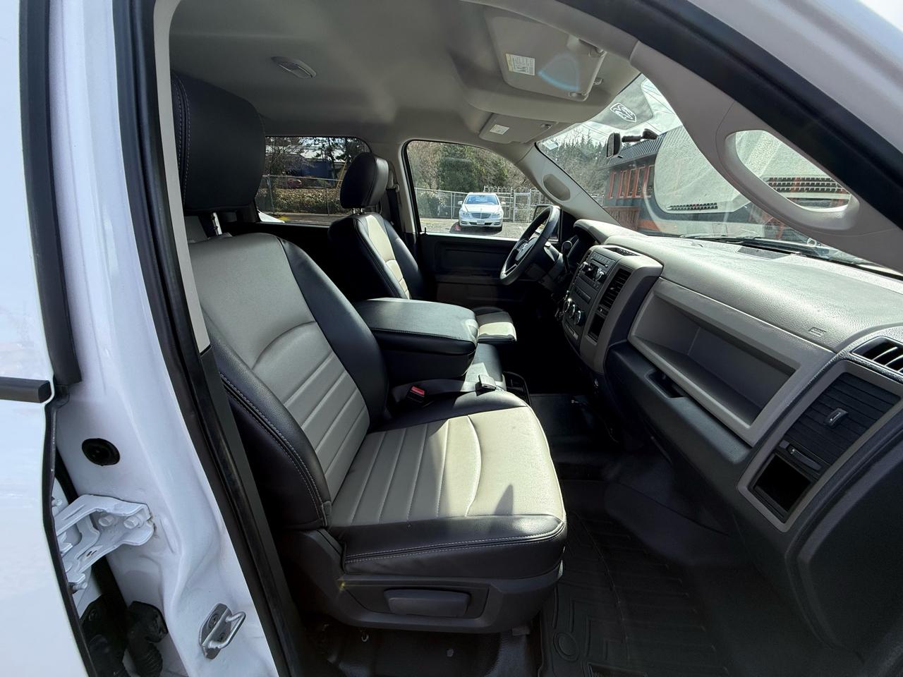 RAM 1500 4WD Crew Cab 140.5" ST 2012